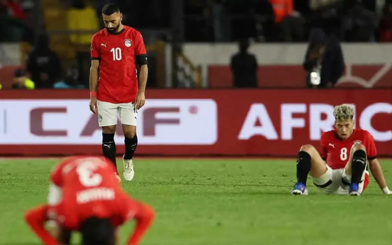 صدمة مفاجئة.. مشجع يلتقي محمد صلاح في المطار (فيديو)